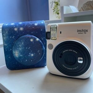 Polaroid camera + shoulder carrier